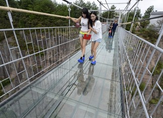 Cina : scenario da incubo – crepe su ponte con fondo di vetro