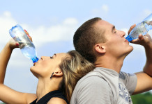 BERE 2 LITRI D’ACQUA AL GIORNO : FA BENE O FA MALE ALL’ORGANISMO ???