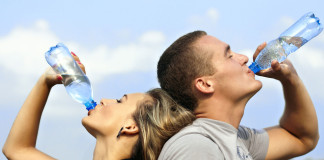BERE 2 LITRI D’ACQUA AL GIORNO : FA BENE O FA MALE ALL’ORGANISMO ???