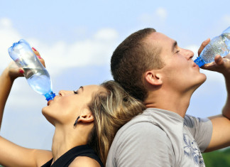 BERE 2 LITRI D’ACQUA AL GIORNO : FA BENE O FA MALE ALL’ORGANISMO ???