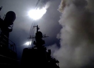 VIDEO : Marina russa lancia missili cruise sulle infrastrutture ISIS in Siria