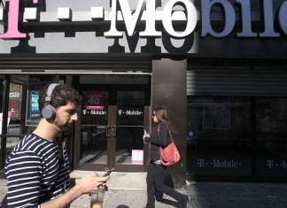 Rubati i dati personali di 15 mln di persone da T-MOBILE