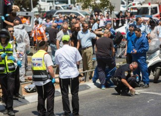 ISRAELE : VIDEO TERRIFICANTE ATTACCO TERRORISTICO A GERUSALEMME CON AUTO E COLTELLO