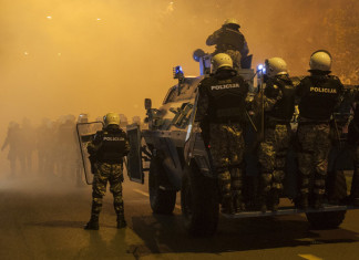 40 manifestanti e polizia feriti in scontri dopo che in 1,000 chiedono le dimissioni del premier del Montenegro