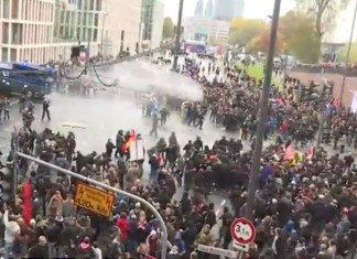 VIDEO Colonia : La polizia tedesca schiera cannoni ad acqua al raduno di estrema destra contro antifascisti