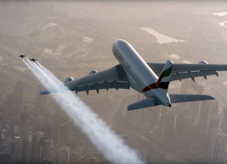 VIDEO INCREDIBILE : Jetman accanto superjumbo Emirates A380