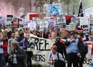 VIDEO UK – Studenti in Rivolta : Tagli Pesantissimi Borse di Studio – Aumento Tasse ed Oneri