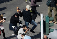 VIDEO – GRECIA : Caos e scontri di piazza – molotov e sciopero ad Atene