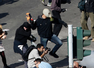 VIDEO – GRECIA : Caos e scontri di piazza – molotov e sciopero ad Atene
