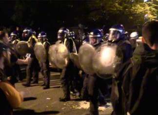 VIDEO – LONDRA : Scontri durissimi tra la polizia e partecipanti ad un party notturno
