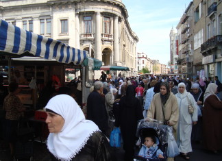 ‘Santa’ insegna ai ragazzi a rubare agli infedeli per guadagnare il biglietto per la Siria