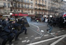 VIDEO – 208 arrestati a Parigi per il raduno sul cambiamento climatico