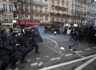 VIDEO – 208 arrestati a Parigi per il raduno sul cambiamento climatico
