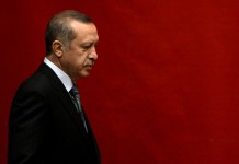 TURKIA : ERDOGAN Porge la Mano alla UE e Grida Vendetta Verso i Nemici dell’Impero Ottomano