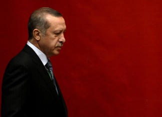 TURKIA : ERDOGAN Porge la Mano alla UE e Grida Vendetta Verso i Nemici dell’Impero Ottomano