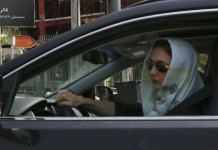 Iran: sequestrate migliaia di automobili di donne alla guida senza velo