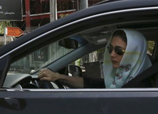 Iran: sequestrate migliaia di automobili di donne alla guida senza velo