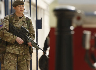 UK : DONNE SOLDATO COMBATTERANNO