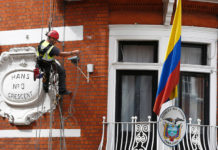 Londra: Notte di fuoco per Julian Assange – uomo scala edificio ambasciata -forse un sicario che tentava di ucciderlo