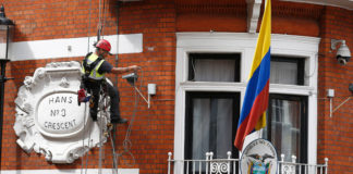 Londra: Notte di fuoco per Julian Assange – uomo scala edificio ambasciata -forse un sicario che tentava di ucciderlo