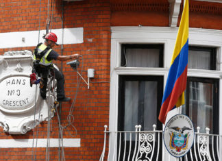 Londra: Notte di fuoco per Julian Assange – uomo scala edificio ambasciata -forse un sicario che tentava di ucciderlo