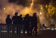FRANCIA : E’ GUERRA CIVILE – POLIZIOTTI IN RIVOLTA, IMMIGRATI SCATENATI, HOLLANDE BARRICATO ALL’ELISEO