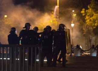 FRANCIA : E’ GUERRA CIVILE – POLIZIOTTI IN RIVOLTA, IMMIGRATI SCATENATI, HOLLANDE BARRICATO ALL’ELISEO