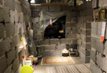 Lo showroom di IKEA che riproduce una casa siriana distrutta dalla guerra