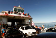 Happy New Year : Australia – Ferry bad day: Unlucky tourists see 4WD go overboard (VIDEO)