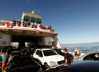 Happy New Year : Australia – Ferry bad day: Unlucky tourists see 4WD go overboard (VIDEO)