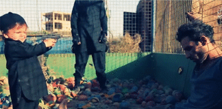 VIDEO : Children, pulled away from an amusement park, execute ISIS prisoners by shooting and beheading