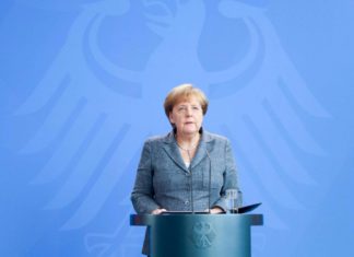 Merkel in Tunisia ed Egitto: tra promesse di investimenti e pressioni diplomatiche