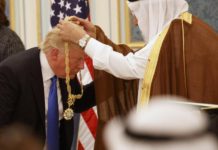 Saudi Arabia : King Salman presents Trump with top civilian honor