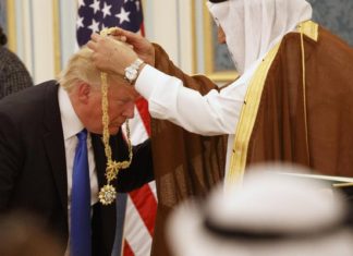 Saudi Arabia : King Salman presents Trump with top civilian honor
