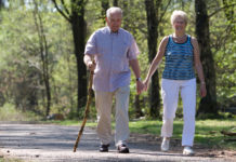 A brisk walk instead of sitting down: Just ten minutes a day makes a difference