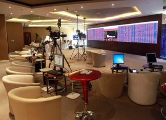 Qatar : stock market plunges and oil prices rise as Saudi Arabia cuts off diplomatic ties