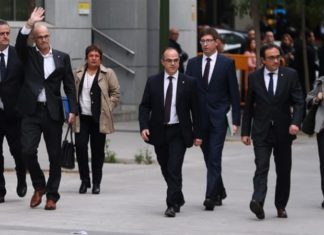 Catalonia: Judge jails eight ousted ministers