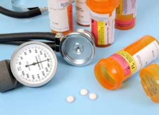 Taking multiple prescription drugs raises risks for aging adults with and without HIV