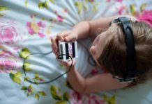 Young children use physics, not previous rewards, to learn about tools