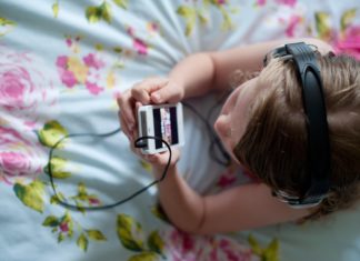 Young children use physics, not previous rewards, to learn about tools