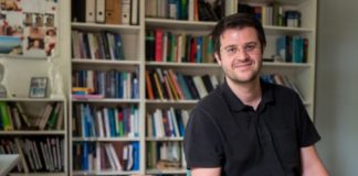 Smarter brains run on sparsely connected neurons