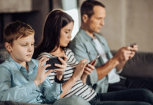 Research shows that parents who use their smartphone to escape the stress of their child’s bad behavior may be making it worse