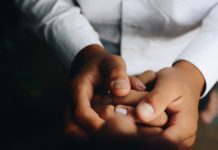 Researchers shows that community health workers and peer support can help those suffering from depression and diabetes