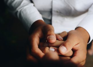 Researchers shows that community health workers and peer support can help those suffering from depression and diabetes