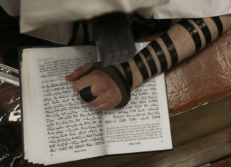 Researchers suggests Jewish men who practice wearing tefillin may receive cardiovascular health benefits