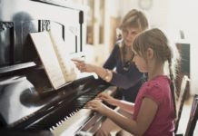 Skilled musicians read musical notes slightly faster than novices