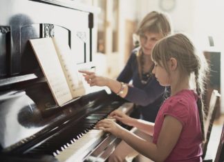 Skilled musicians read musical notes slightly faster than novices