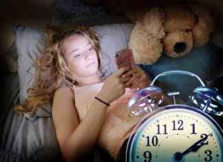 Pre-teens who use a mobile phone or watch TV in the dark an hour before bed are at risk of anxiety, obesity and poor sleep
