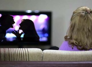 People with romantic relationships issue can try to understand their problems watching movies and TV shows