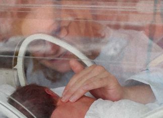 Maternal voice induces an increase of oxytocin in premature babies reducing pain